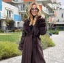 Beatrix kabát mogyoróbarna – Hosszított női télikabát szőrmegallérral, steppelt ujjal és megkötős övvel – Innova Fashion